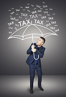 mężczyzna z parasolem chroniącym przed podatkami